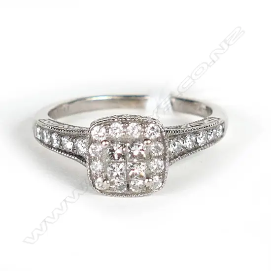 14CT WHITE GOLD DIAMOND CLUSTER RING