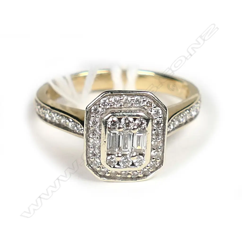 9CT GOLD & DIAMOND CLUSTER RING, 3 X 5PT + 4 X 0.7PT. 3.44G Image 1++