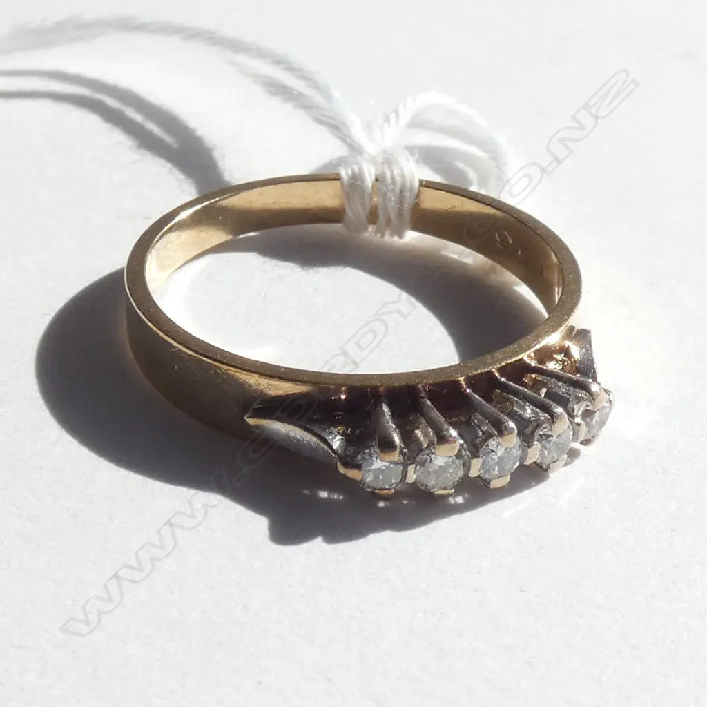9CT GOLD FIVE STONE DIAMOND RING (VALUATION) Image 1++