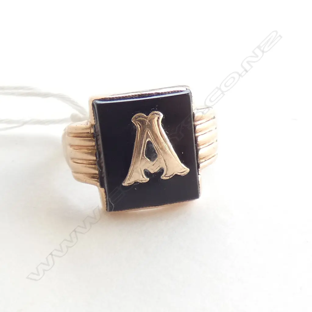(16161) 9CT & OYNX SIGNET RING WITH 'A'. Image 1++