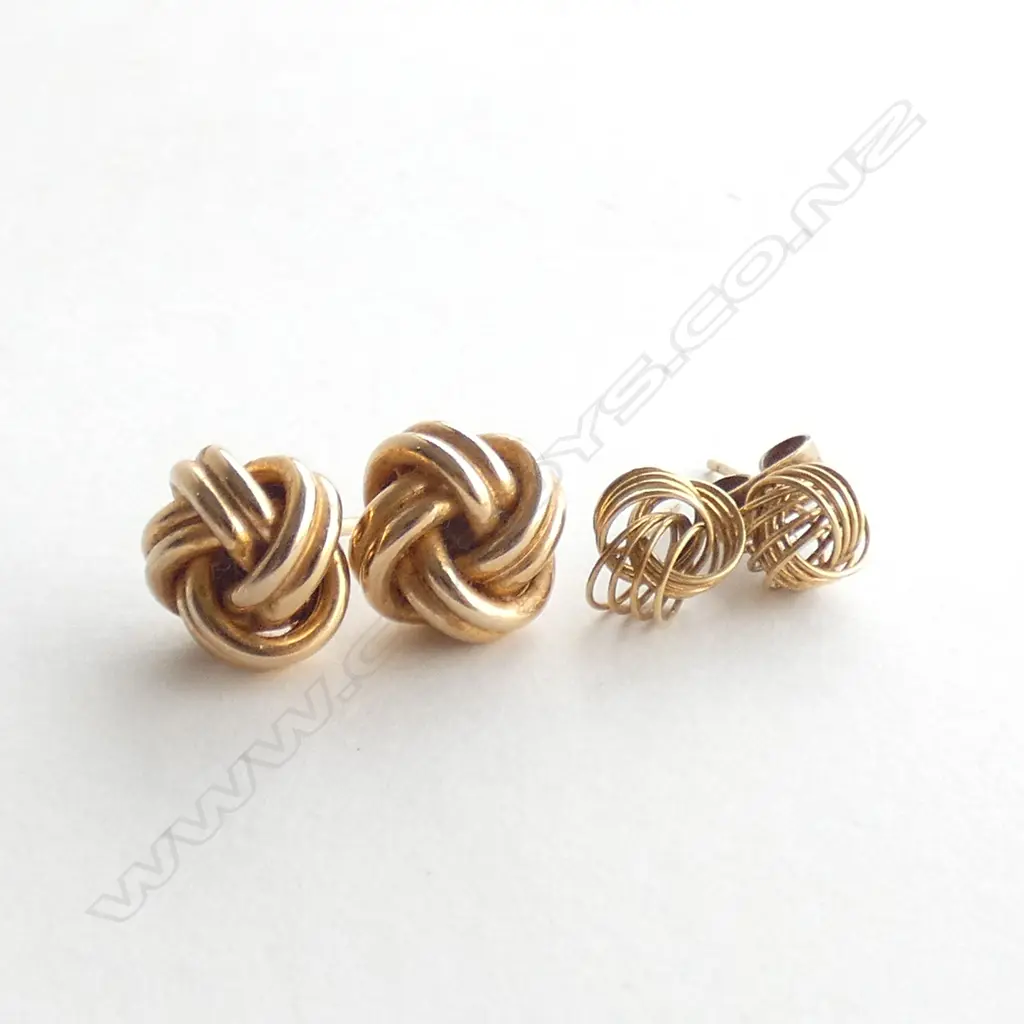 Note; there are no scrolls to the larger knot earrings Image 1++