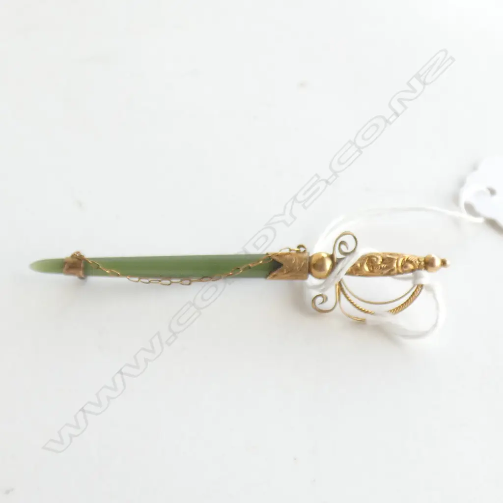 (16161) 9CT GOLD & POUNAMU SWORD BROOCH Image 1++