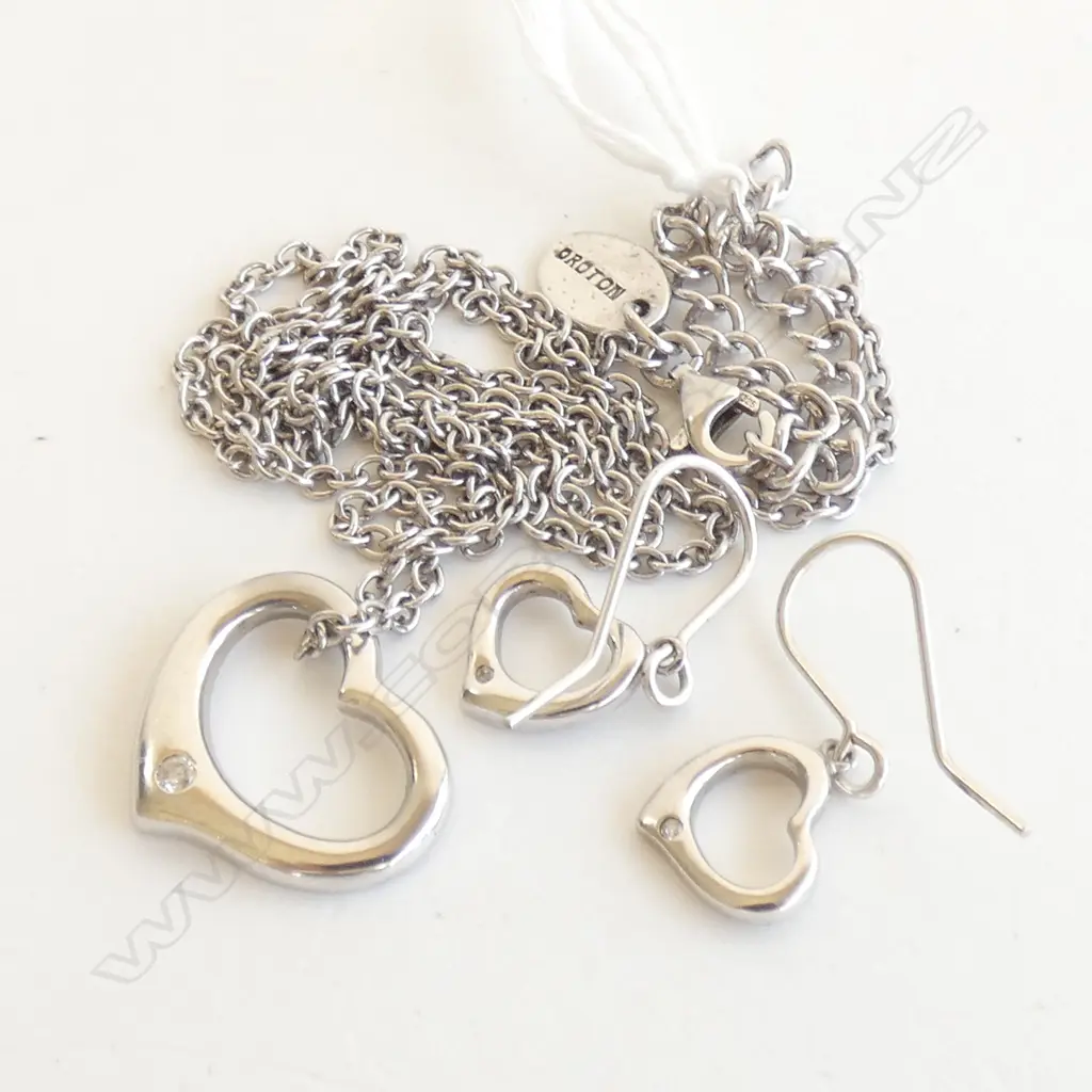 SILVER AND DIAMOND PENDANT AND EARRING SET Image 1++