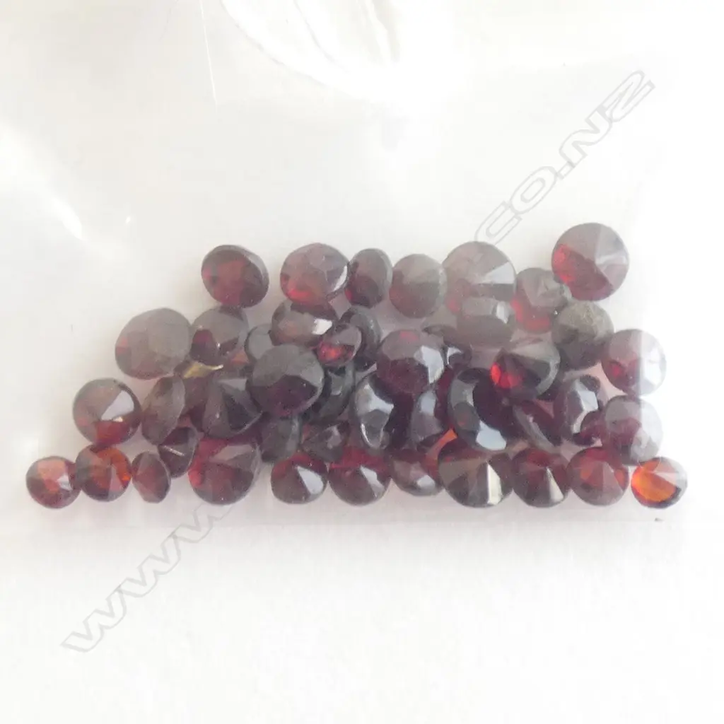 10CT DEEP RED FACETED GARNETS Image 1++