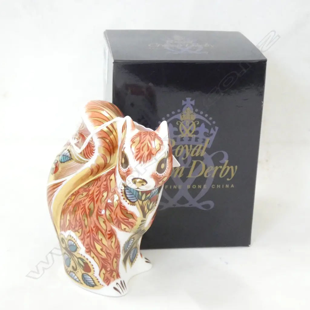 ROYAL CROWN DERBY IMARI WOODLAND SQUIRREL PAPERWEIGHT - GOLD STOPPER H.112MM IN ORIGINAL BOX  Image 1++