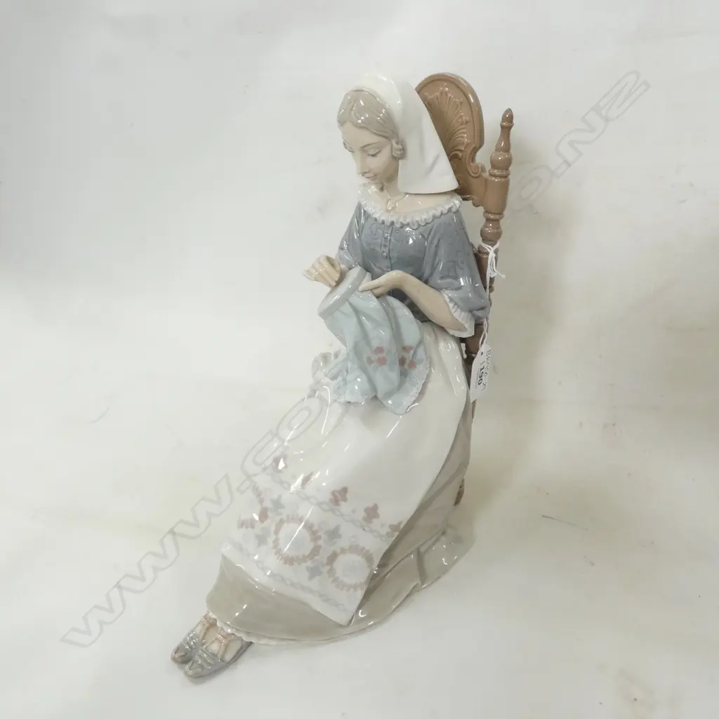 LLADRO FIGURINE - LADY SEWING H. 300MM Image 1++