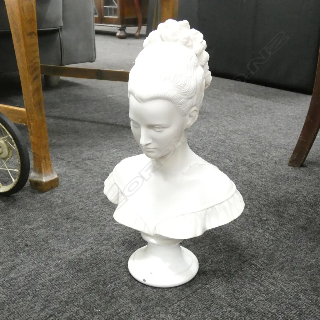 ITALIAN LADY BUST H.350mm Image 1++