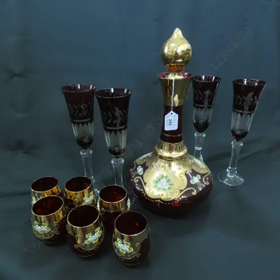 VENETIAN RED GLASS MUSICAL DECANTER (H355MM) & 6 GLASSES + 4 RUBY STEMMED CHAMPAGNE FLUTES