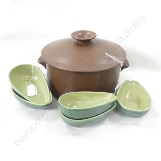 TEMUKA POTTERY CASSEROLE DISH DIA 232MM & 5 NZ AVOCADO BOWLS L 130MM
