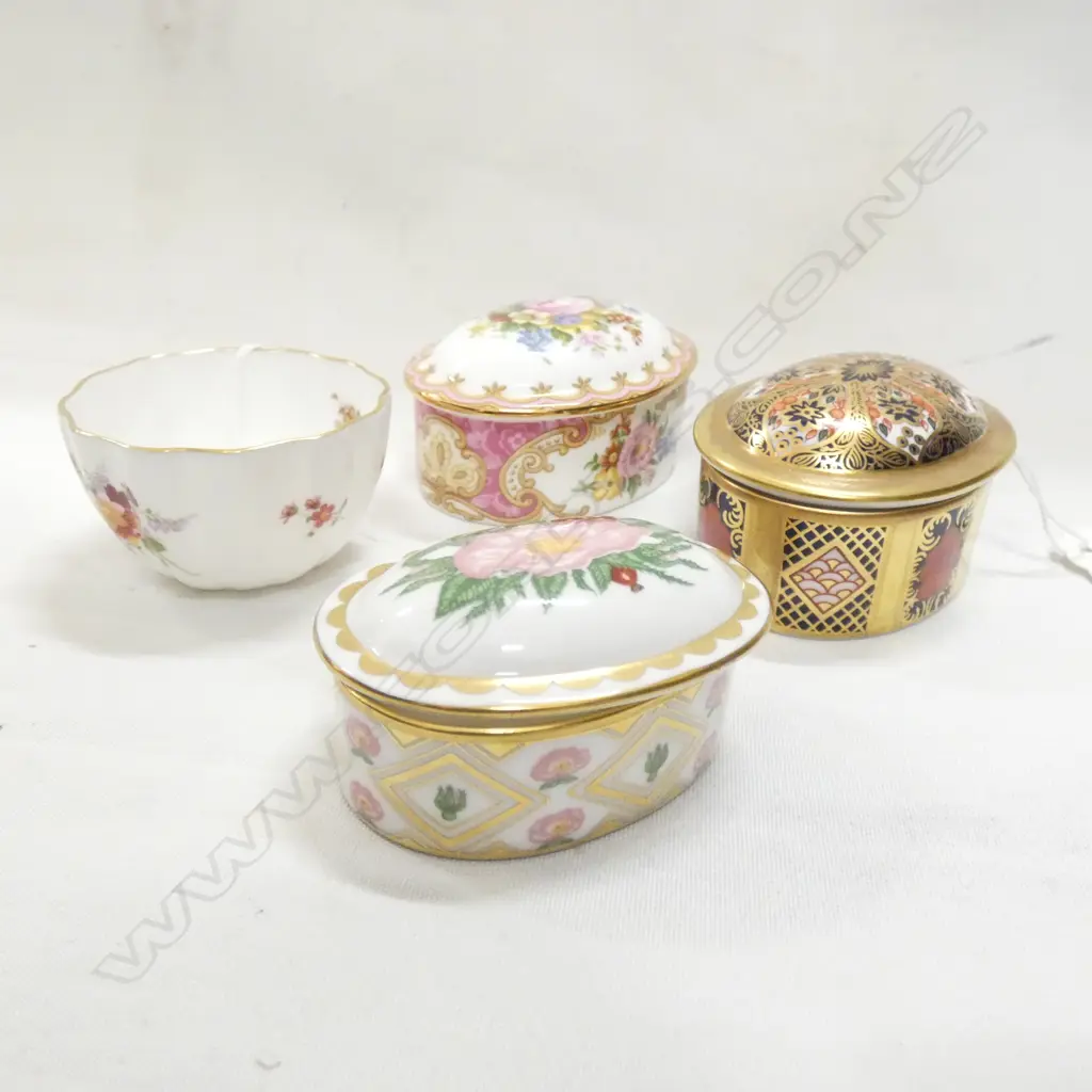 3 LIDDED TRINKET DISHES INCL ROYAL WORCESTER OLD IMARI (L 70MM) & WILD ROSES + DERBY POSIES BOWL (DIA  50MM) Image 1++