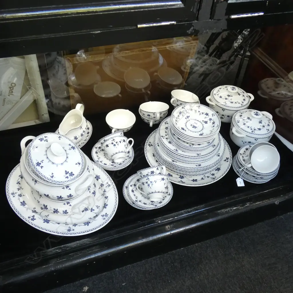 ROYAL DOULTON BLUE & WHITE YORK TOWN DINNER SERVICE 53 PCS Image 1++