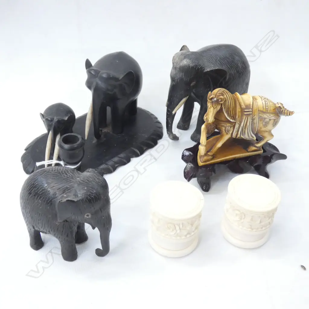 3 CARVED EBONY ELEPHANTS, HORSE, IVORY SALT & PEPPER H.40mm Image 1++