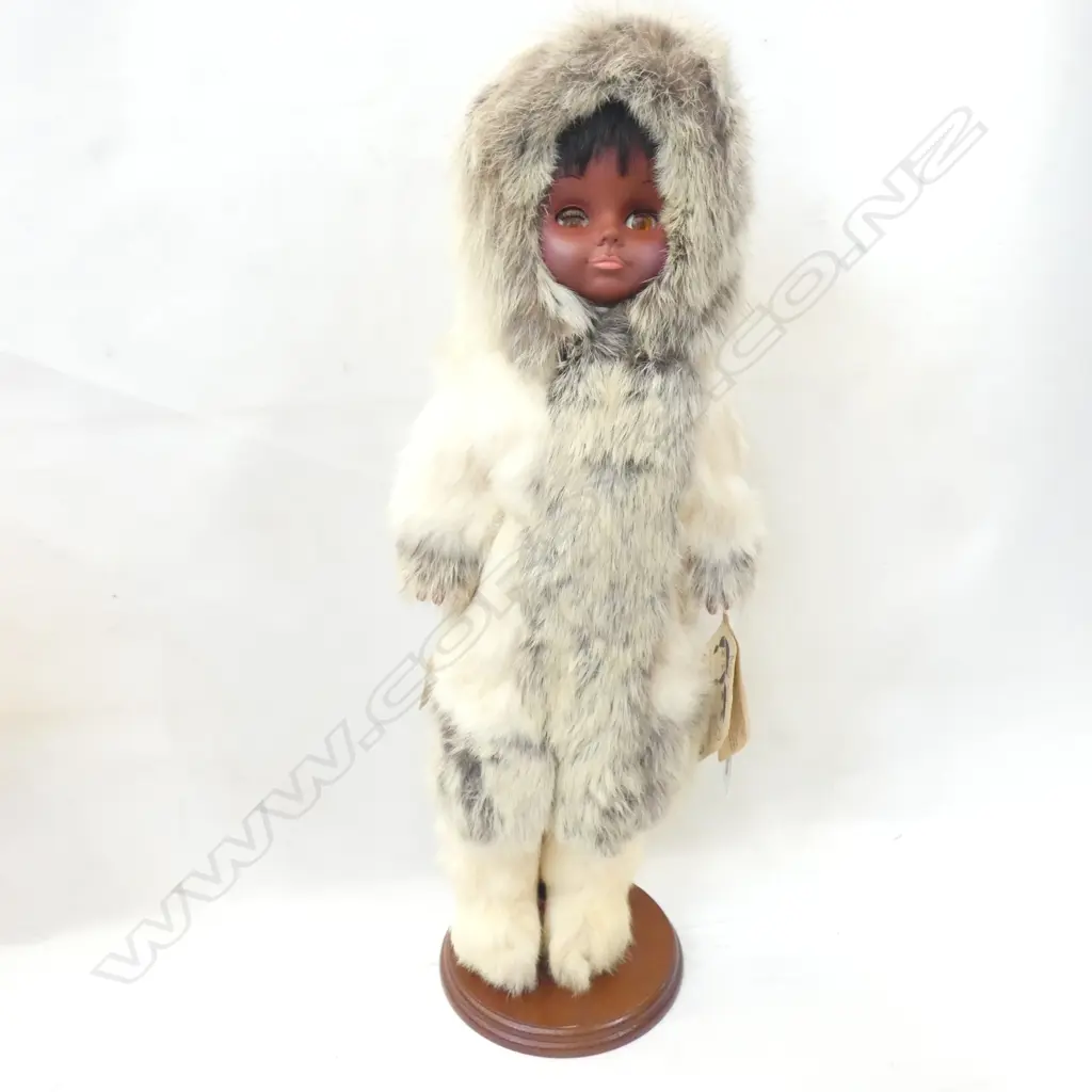 CANADIANA TRADING TRADITIONAL INUIT DOLL IN FUR CLOTHING - WITH SWING TAG ATTACH & ON STAND H 515MM Image 1++