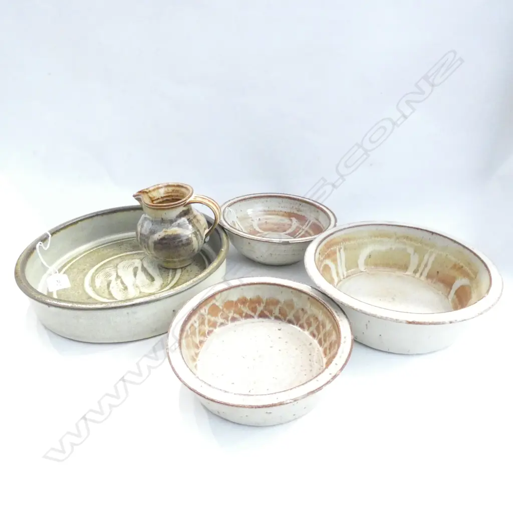 5 NZ STUDIO POTTERY ITEMS - BOWLS ETC Image 1++
