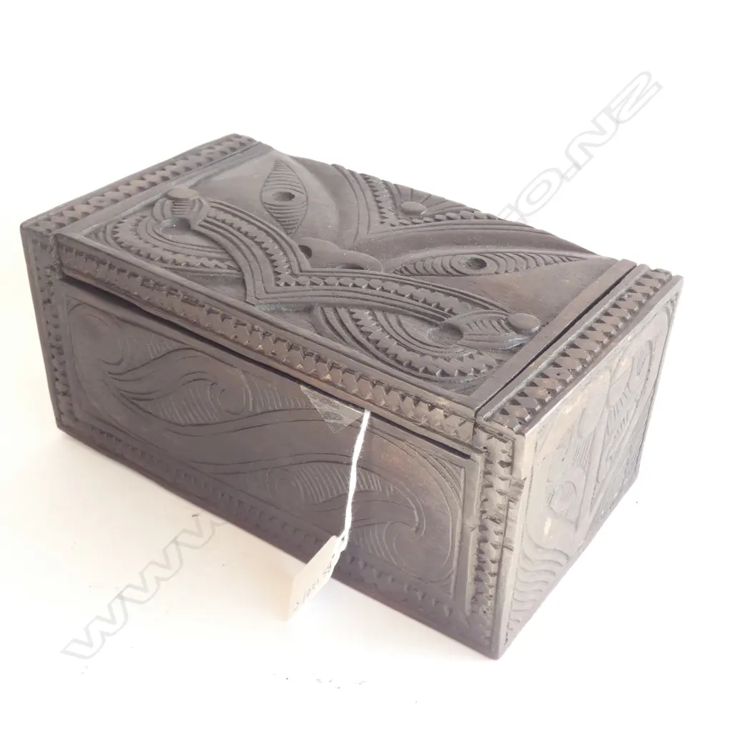 CARVED WOODEN MAORI BOX L.235mm Image 1++