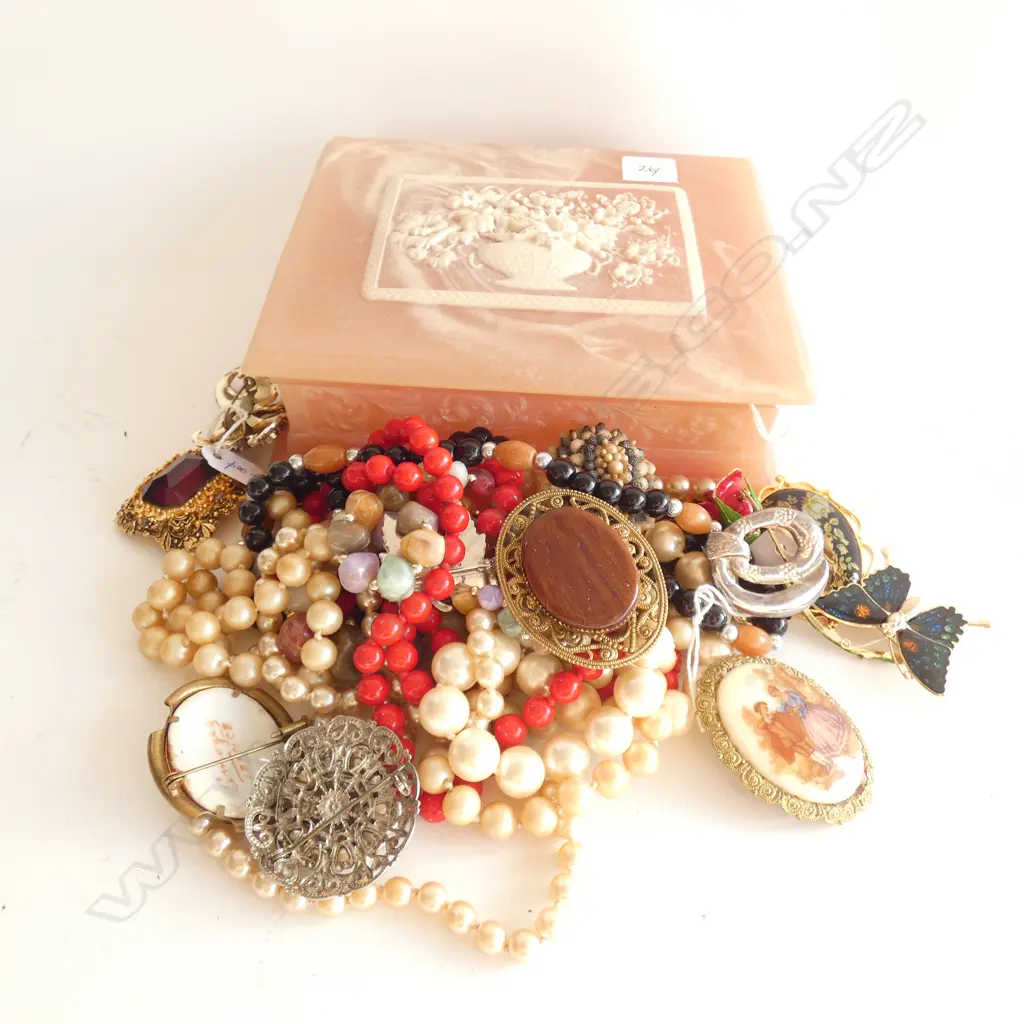PINK MARBLESTONE JEWELLERY BOX + ASST. FAUX PEARL NECKLACES & BROOCHES Image 1++