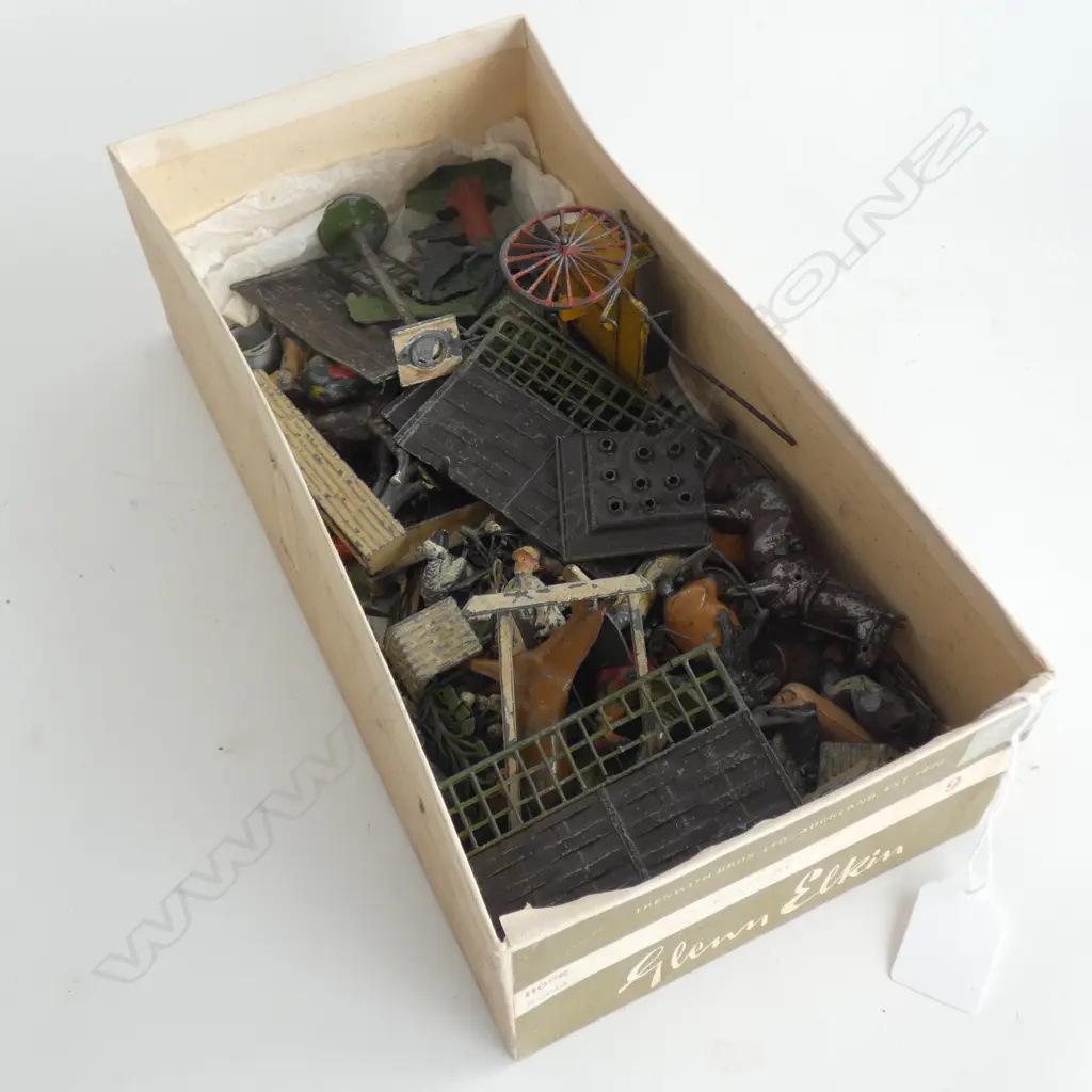 BOX OLD METAL FARM ANIMALS / EQUIPMENT / FENCES ETC. Image 1++