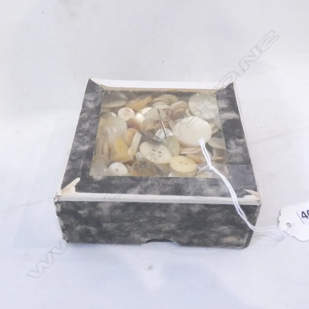 BOX ASST VINTAGE MOP BUTTONS  Image 1++