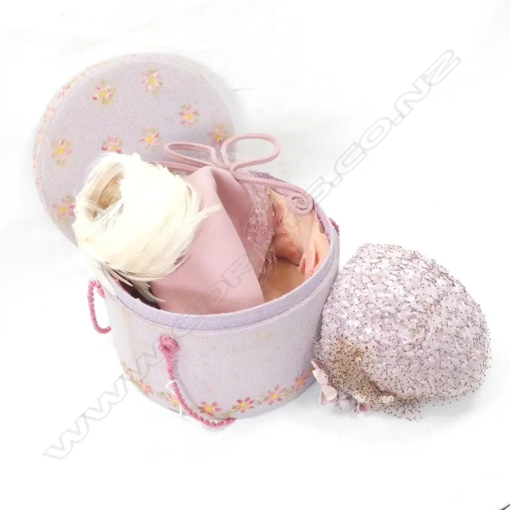 VINTAGE HAT BOX w 3 VINTAGE LADIES HATS  Image 1++