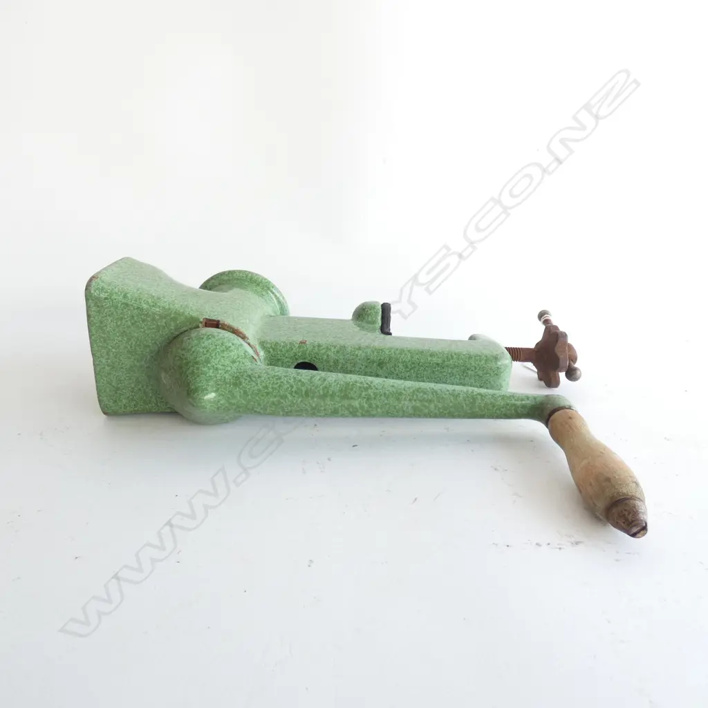OLD BENCHTOP HAND MINCER GREEN ENAMEL1940S Image 1++
