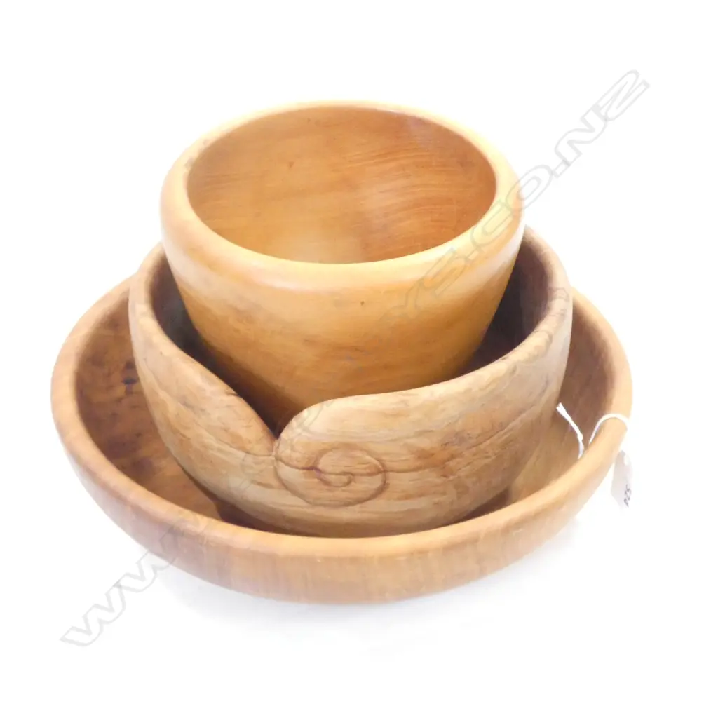 3 WOODEN BOWLS RIMU TOTARA AND KAURI LGEST 295MM DIA. Image 1++