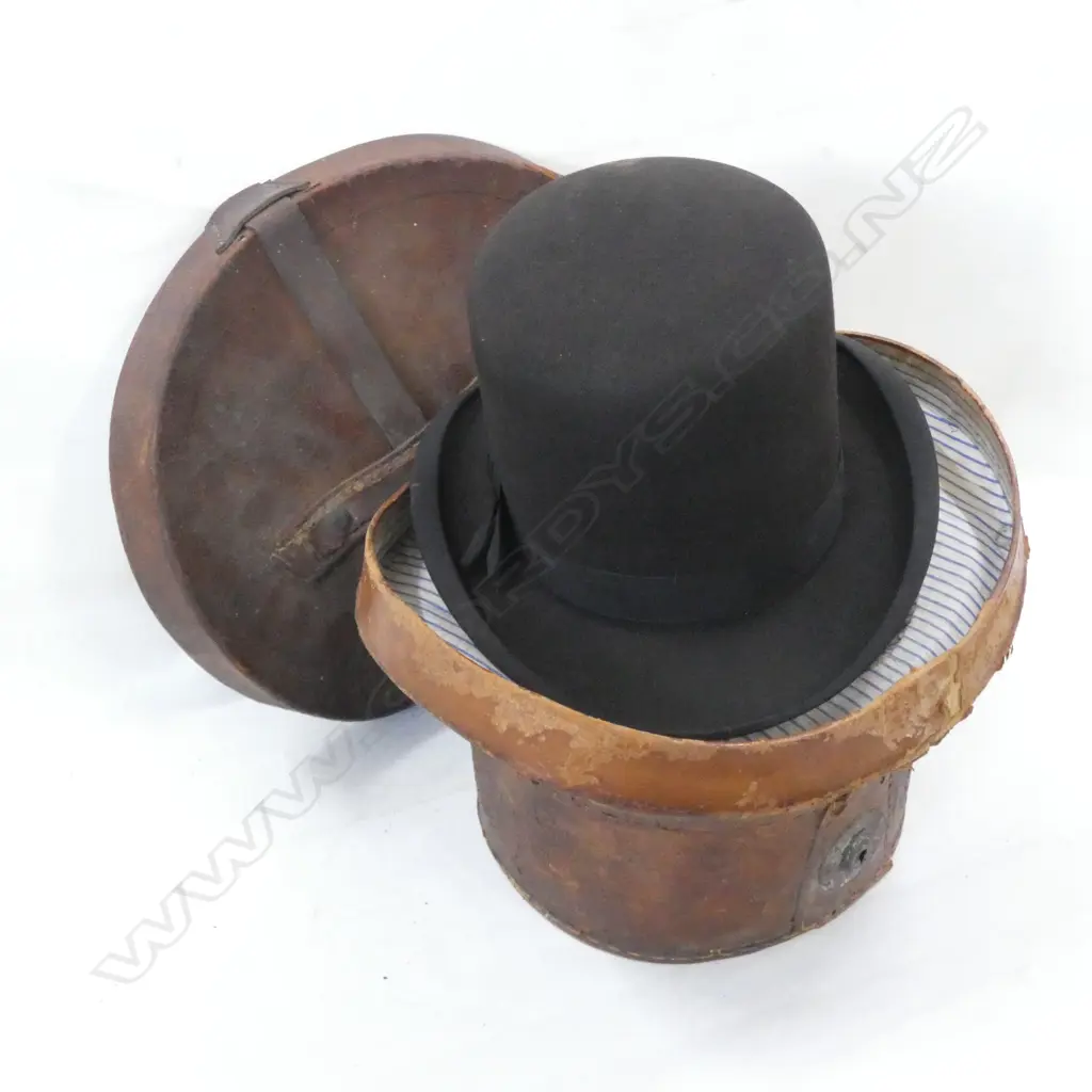ANTIQUE BOWLER HAT IN ORIGINAL LEATHER BOX Image 1++