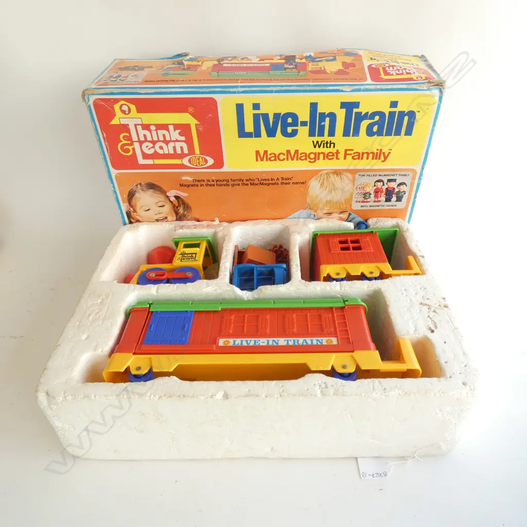 1970'S PLASTIC 'LIVE IN TRAIN' DOLLS HOUSE TOY BY IDEAL TOYS USA - IN ORIGINAL BOX  Image 1++