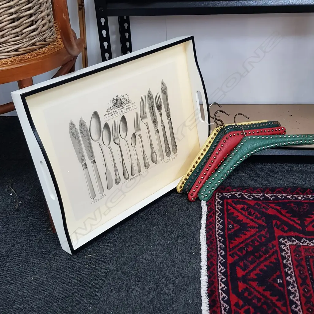DINNER TRAY + 4 VINTAGE VINYL CLOTHES HANGERS Image 1++