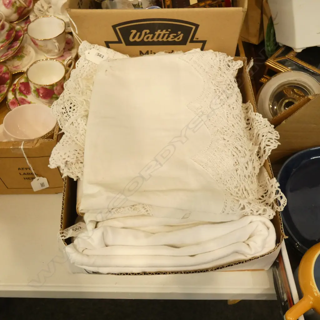 BOX LOT LINENS; DAMASK TABLE CLOTHS ETC Image 1++