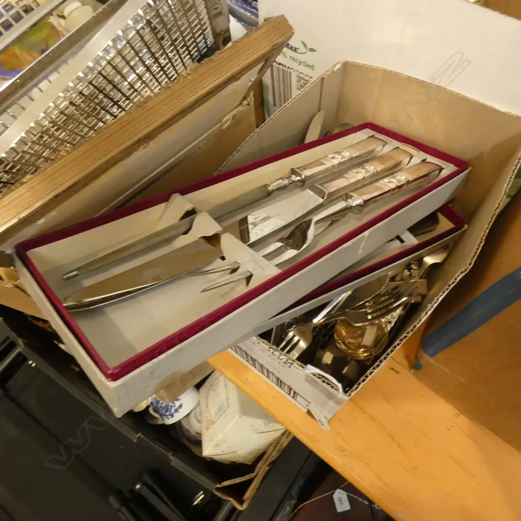 BOX COMMUNITY PLATE CUTLERY + BOXED CARVING SET & BREAD KNIFE Image 1++