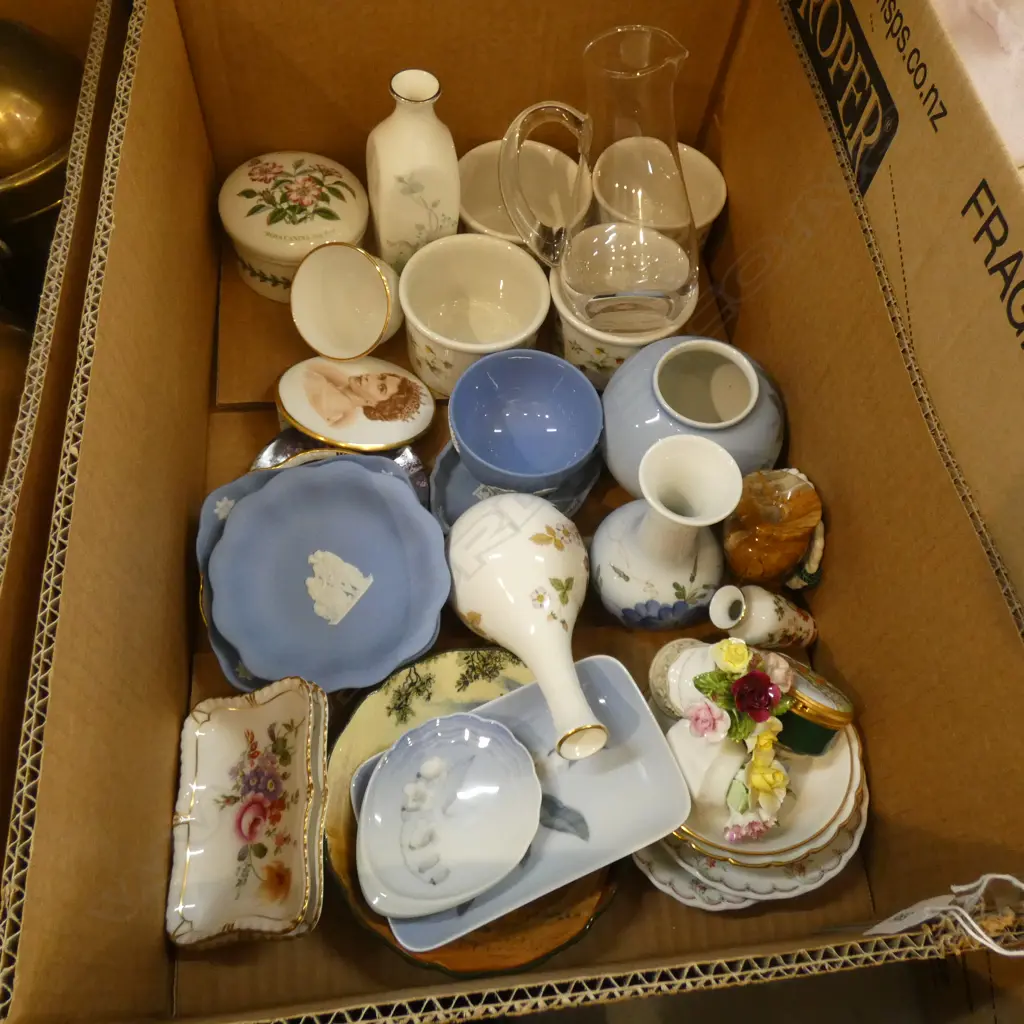 BOX ASST CHINA & COLLECTABLES INCL ROYAL COPENHAGEN  / PORTMEIRION/  WEDGWOOD ETC.. Image 1++