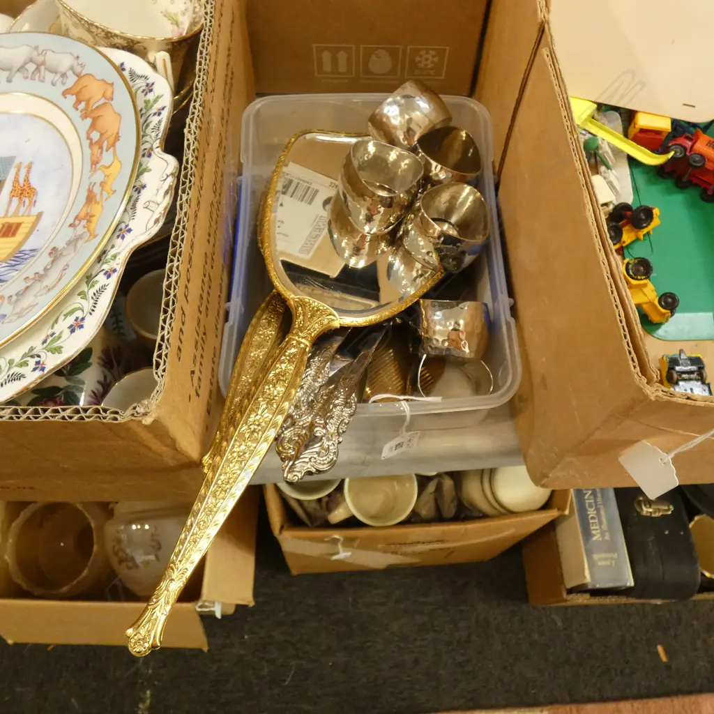 BOX LOT  INCLUDING HANDMIRROR & BRUSH, COMPACT, RINGS & UTENSILS Image 1++
