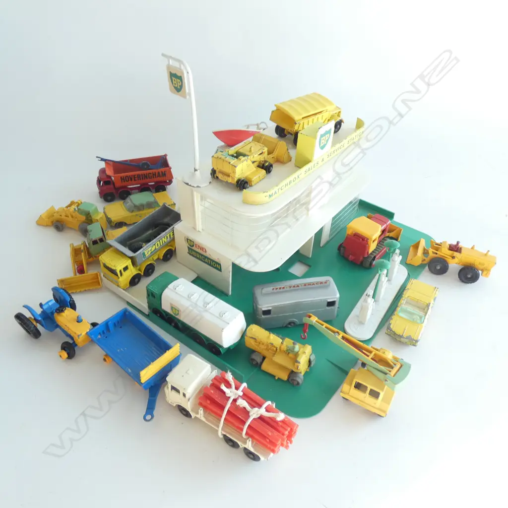 MATCHBOX GARAGE + 19 MAINLY MATCHBOX VEHICLES AF Image 1++