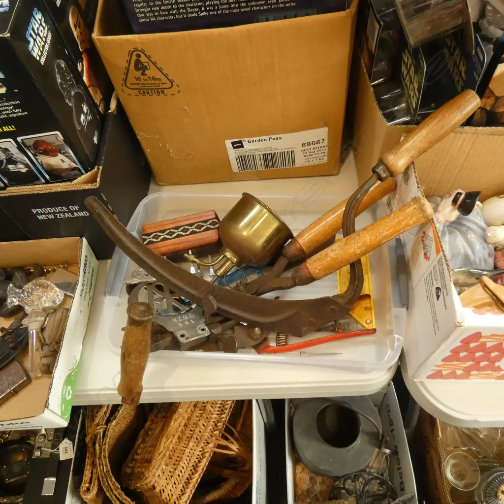 9 ITEMS TOOLS, INCLUDING NZ (SI) AA BADGE Image 1++
