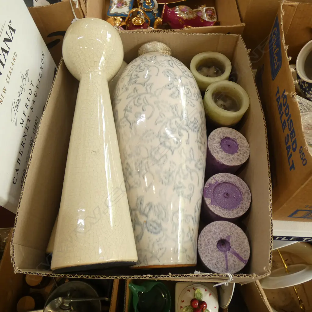 2 CANDLE STANDS & VASE INCLUDING 5 CANDLES Image 1++