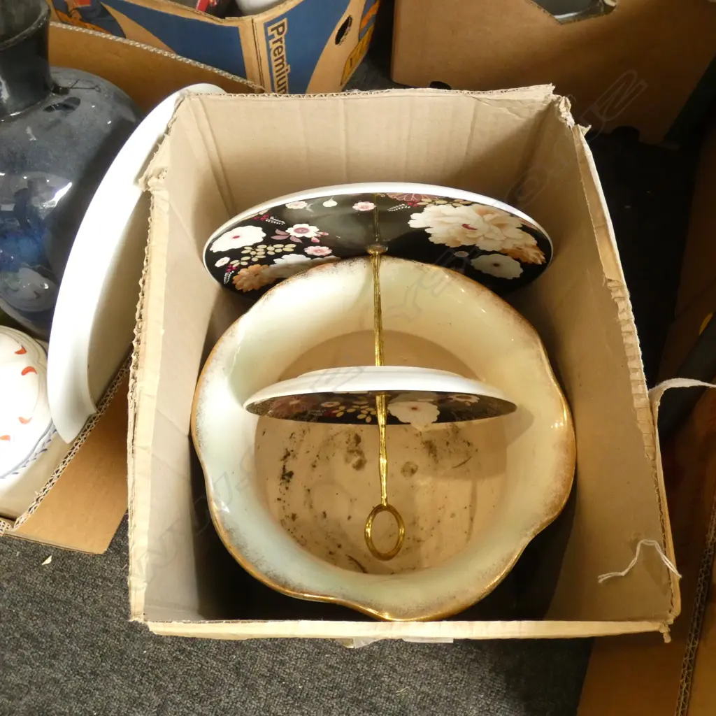 LGE VICT. JARDINIERE FLORAL 280MM DIA. + TWO TIER PLATE STAND Image 1++