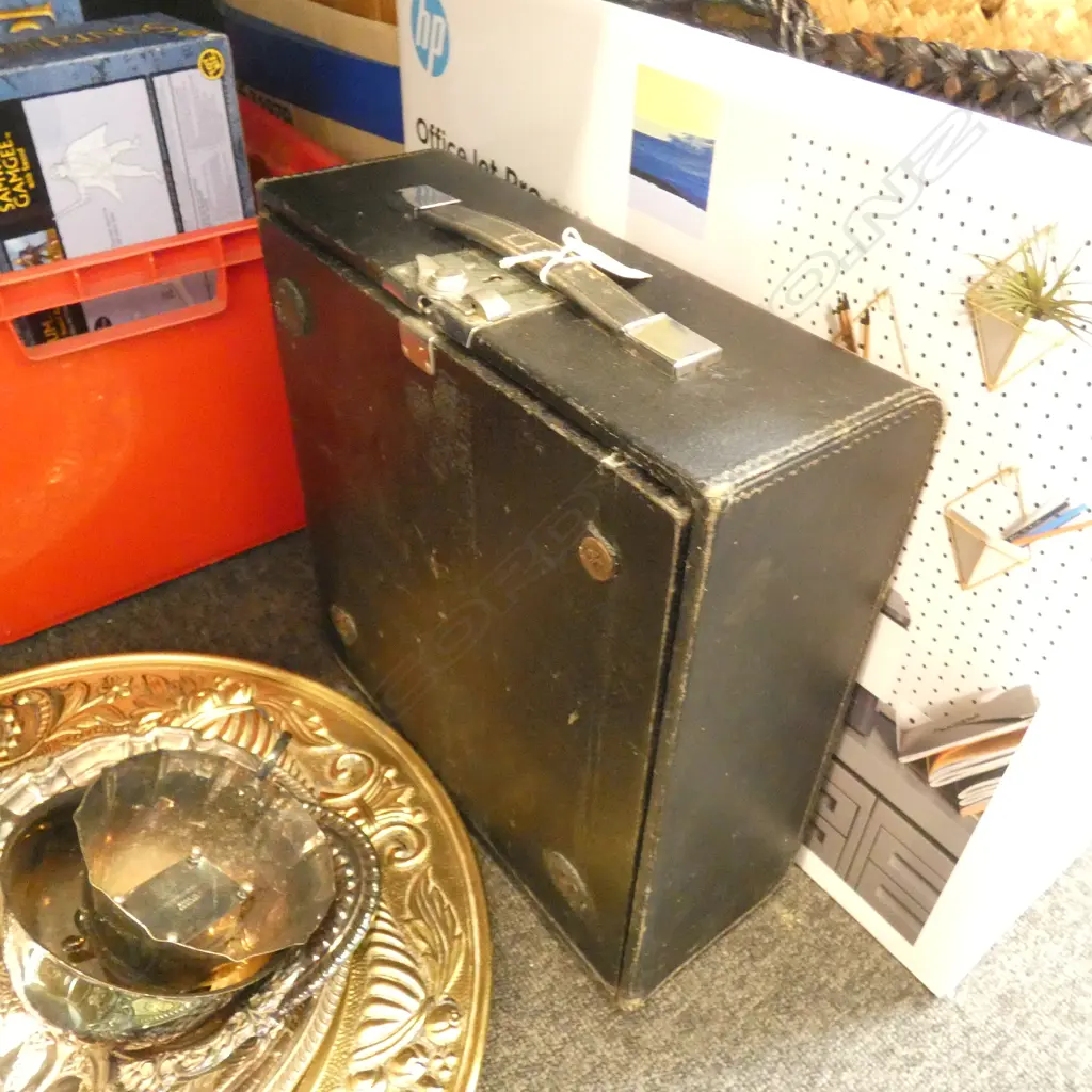 VINTAGE IMPERIAL TYPEWRITER, CASED Image 1++