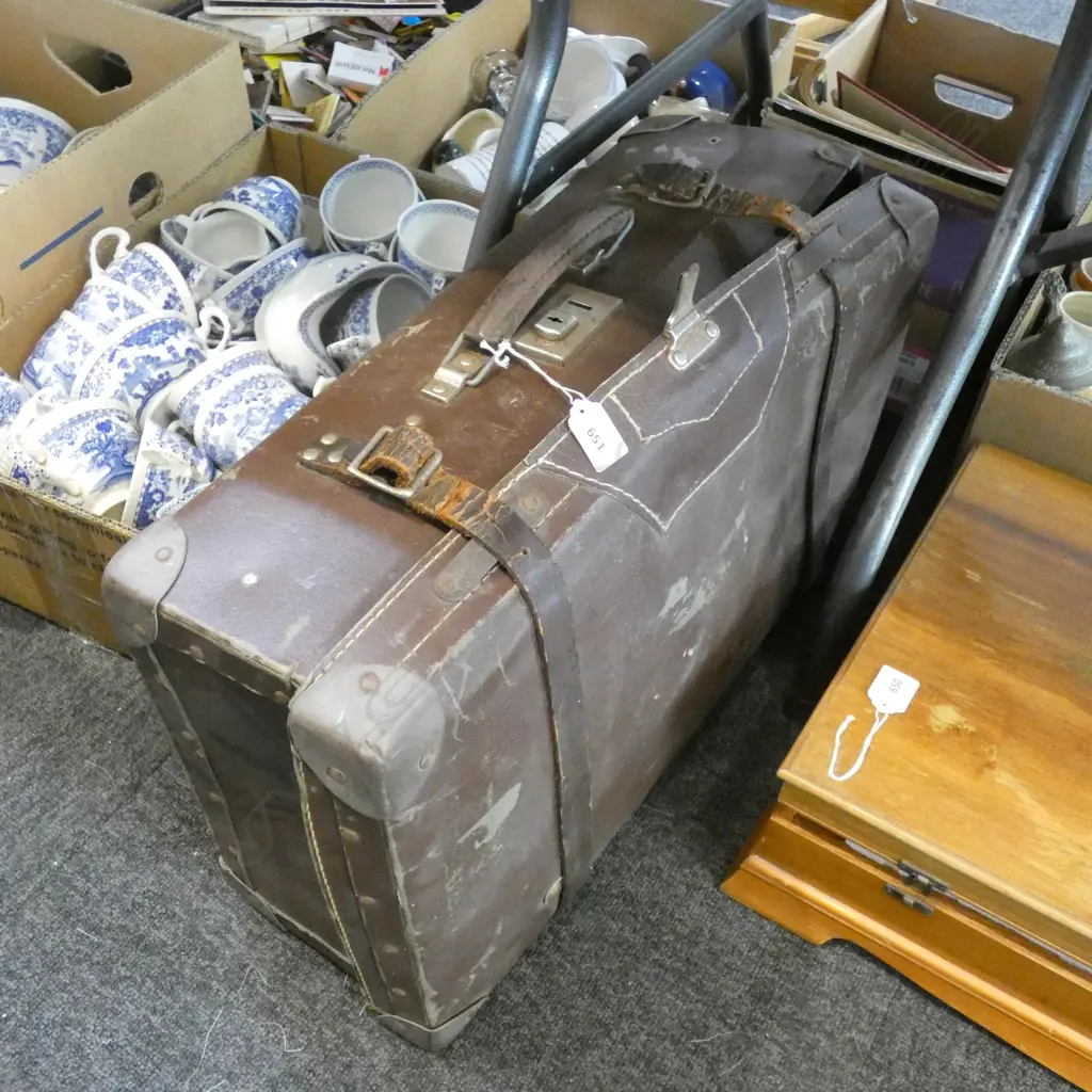 VINTAGE SUITCASE FULL OF RADIO TUBE VALVES Image 1++