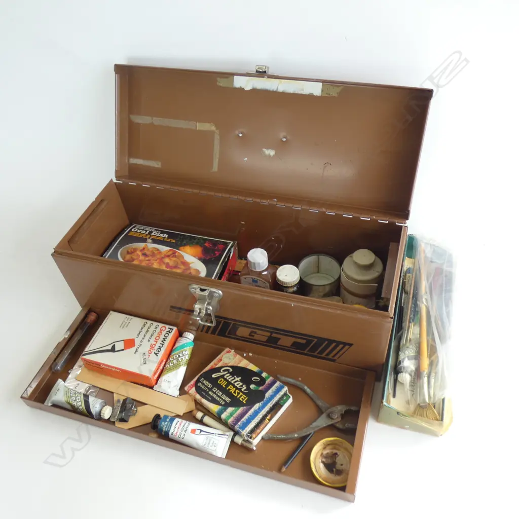 METAL TOOL BOX w. ARTISTS OIL PAINTS BRUSHES ETC L.480mm Image 1++