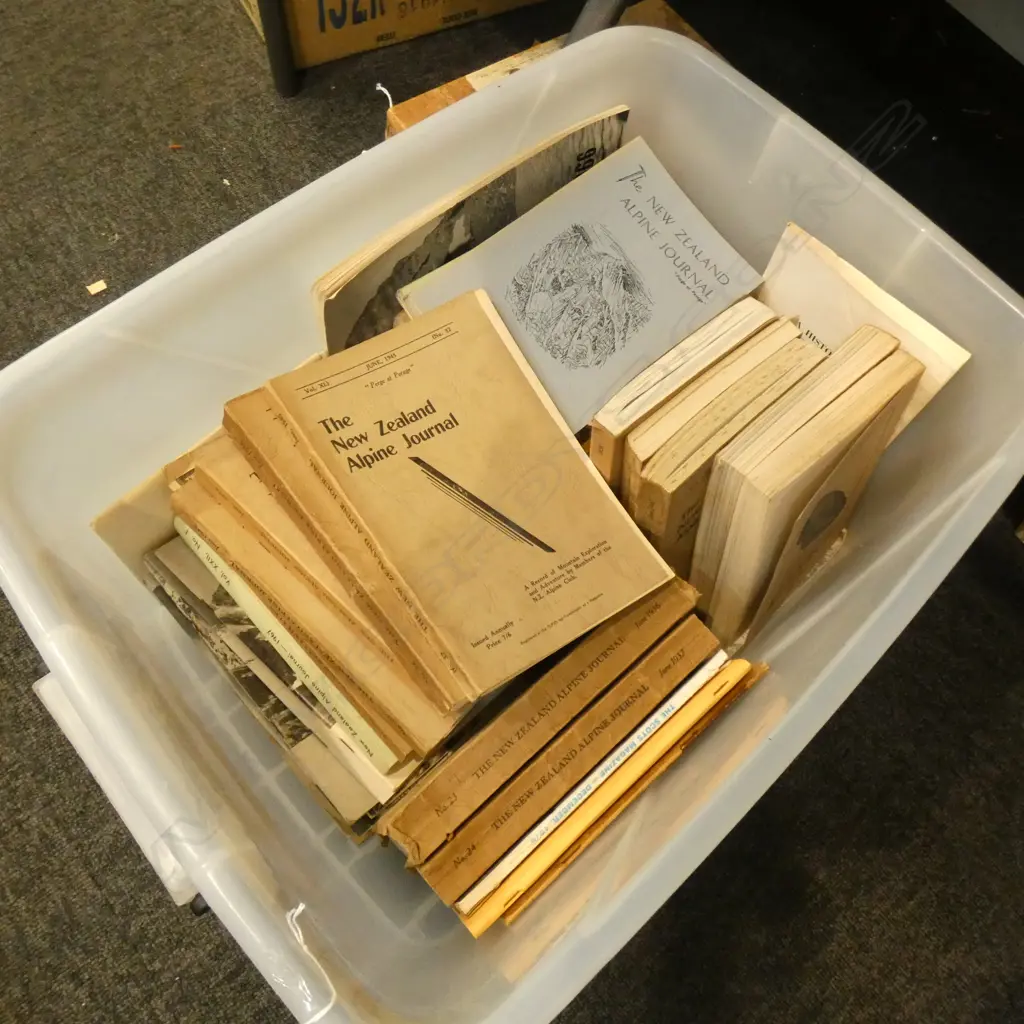 BIG BOX OLD BOOKS INCL MANY 'THE NZ ALPINE JOURNAL' Image 1++