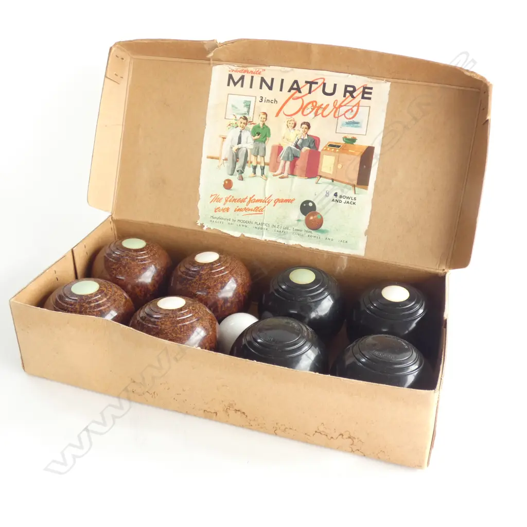 MINIATURE BOWLS SET, CASED Image 1++