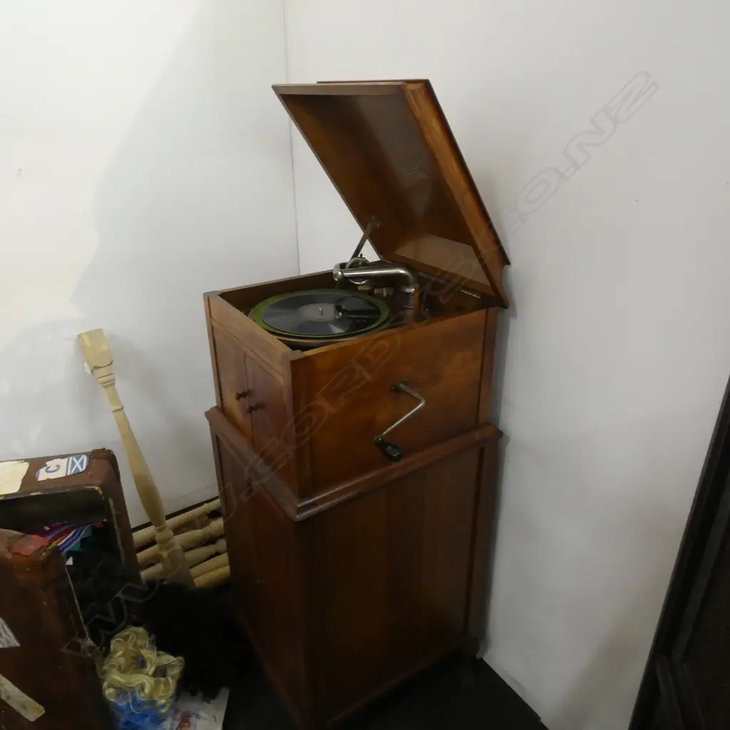 GRAMAPHONE IN OAK CASE; 'THE AVONIA' WORKING H.1200mm Image 1++