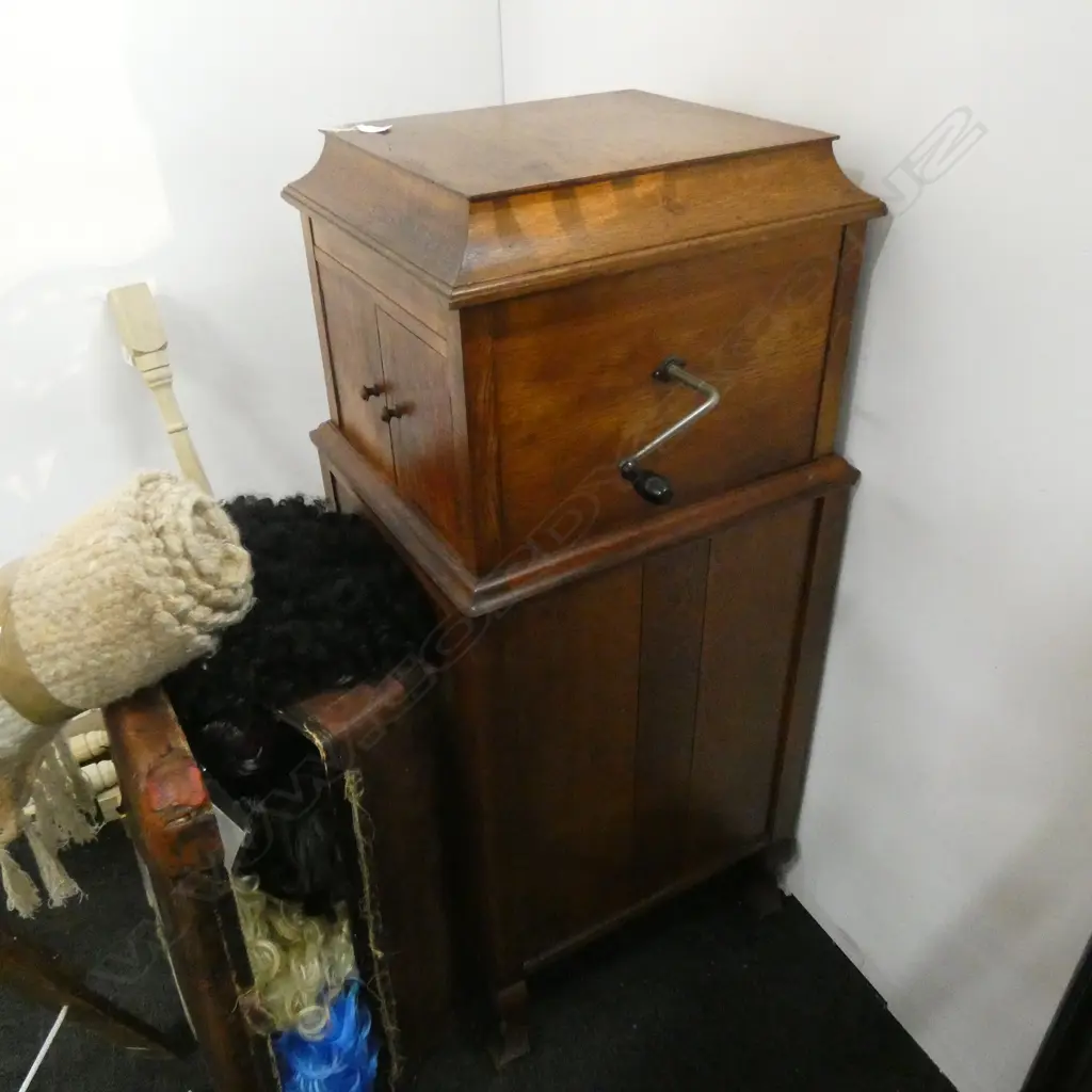 GRAMAPHONE IN OAK CASE; 'THE AVONIA' WORKING H.1200mm Image 1++