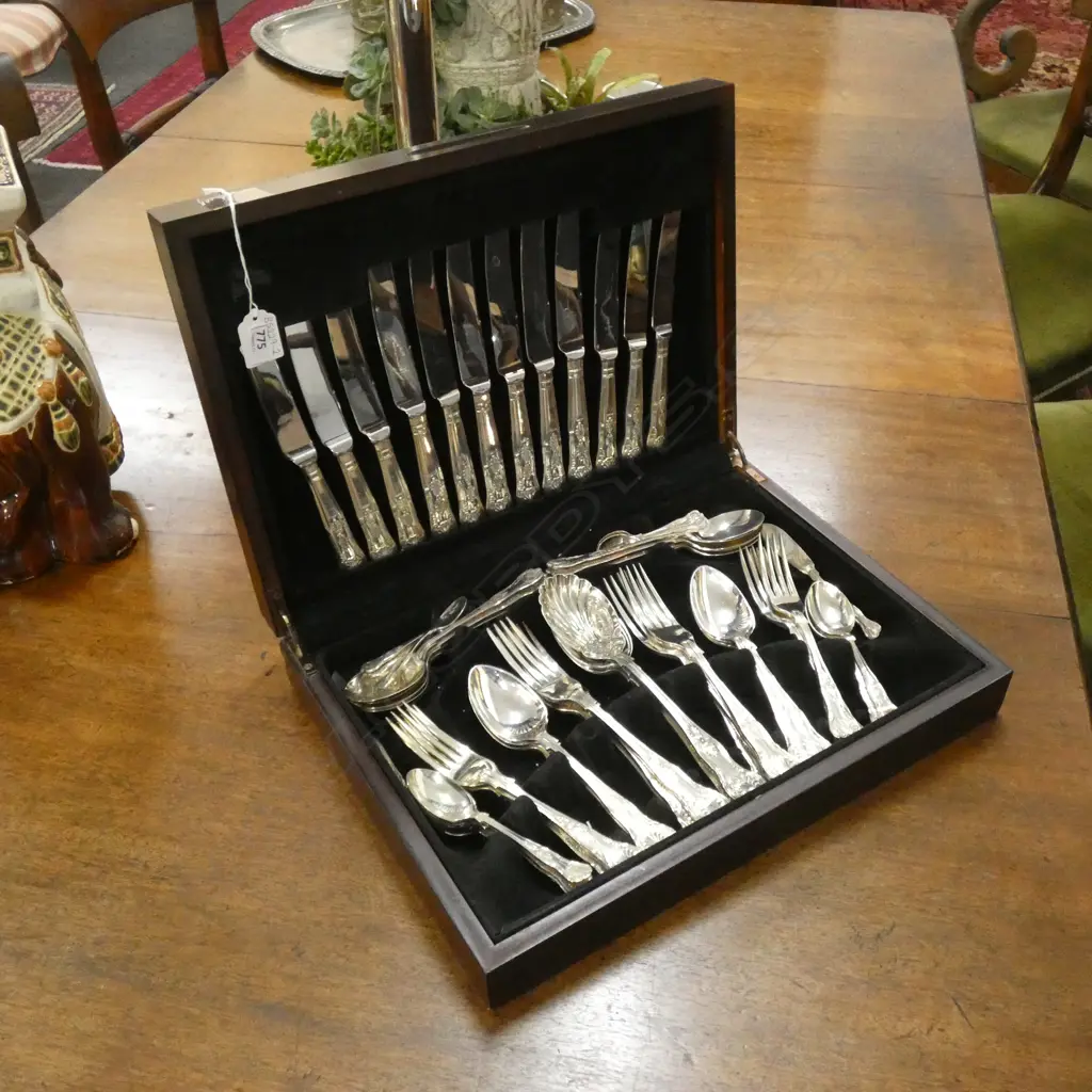 SILVER PLATE DBLE STRUCK KINGS PATTERN CANTEEN OF CUTLERY Image 1++