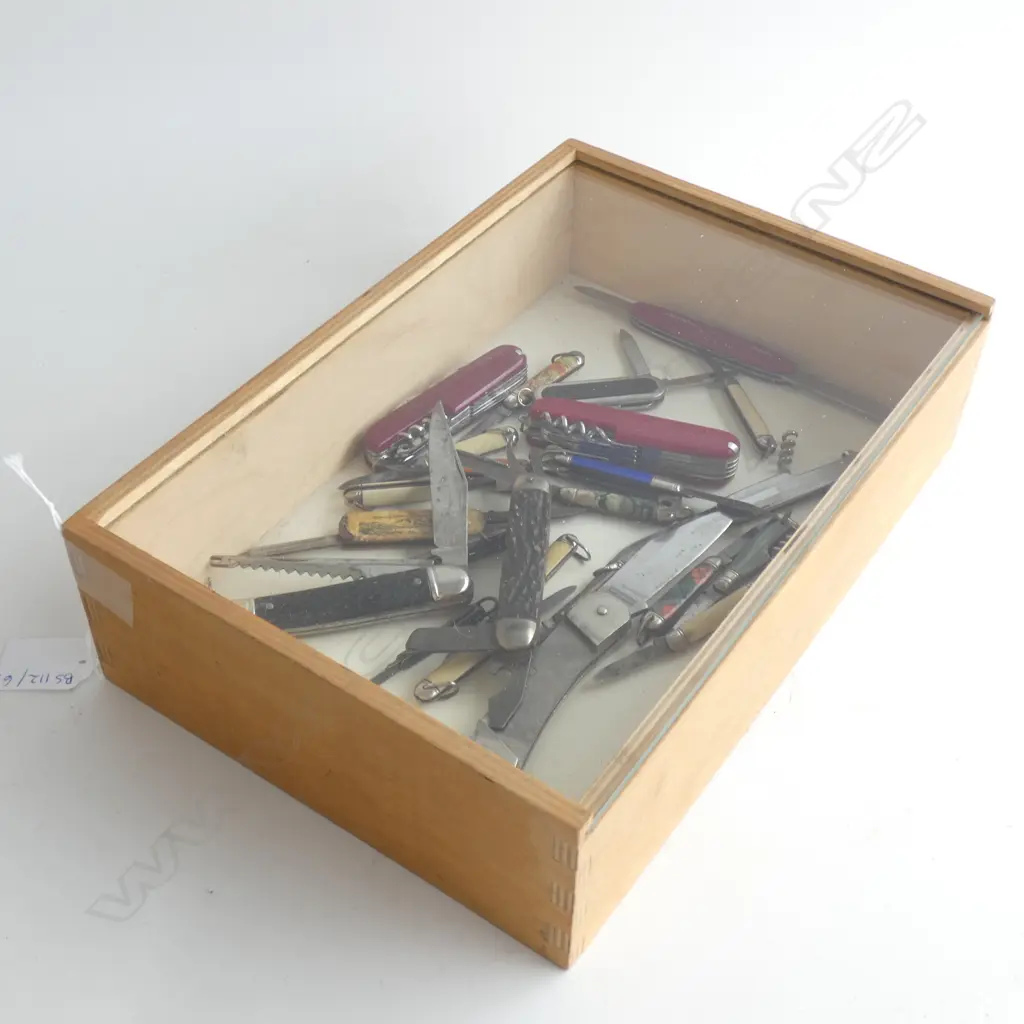 COLLECTION OF POCKET KNIVES  Image 1++