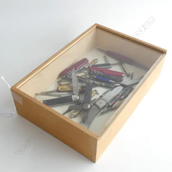 COLLECTION OF POCKET KNIVES 