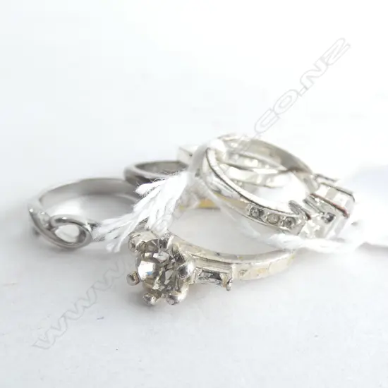 5 COSTUME RINGS