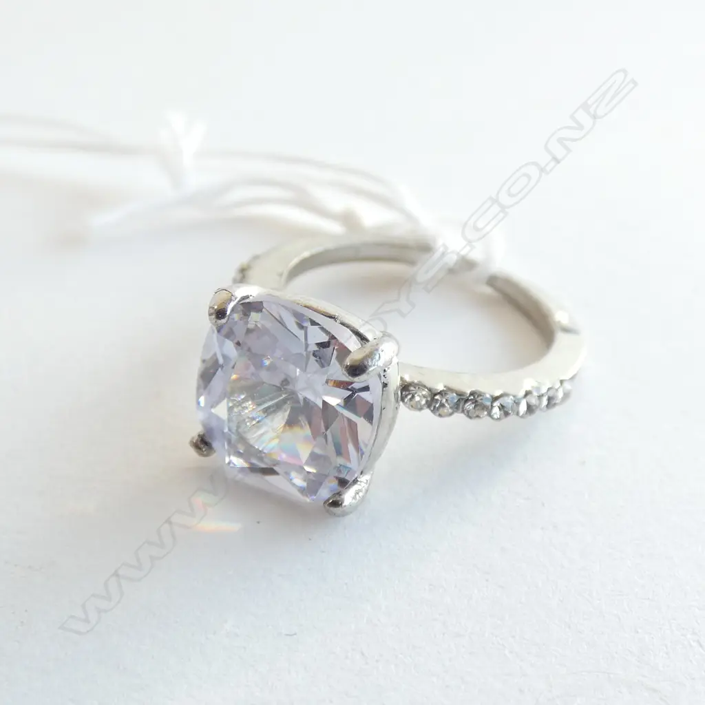 COSTUME RING W FAUX 4CT DIAMOND IMITATION Image 1++