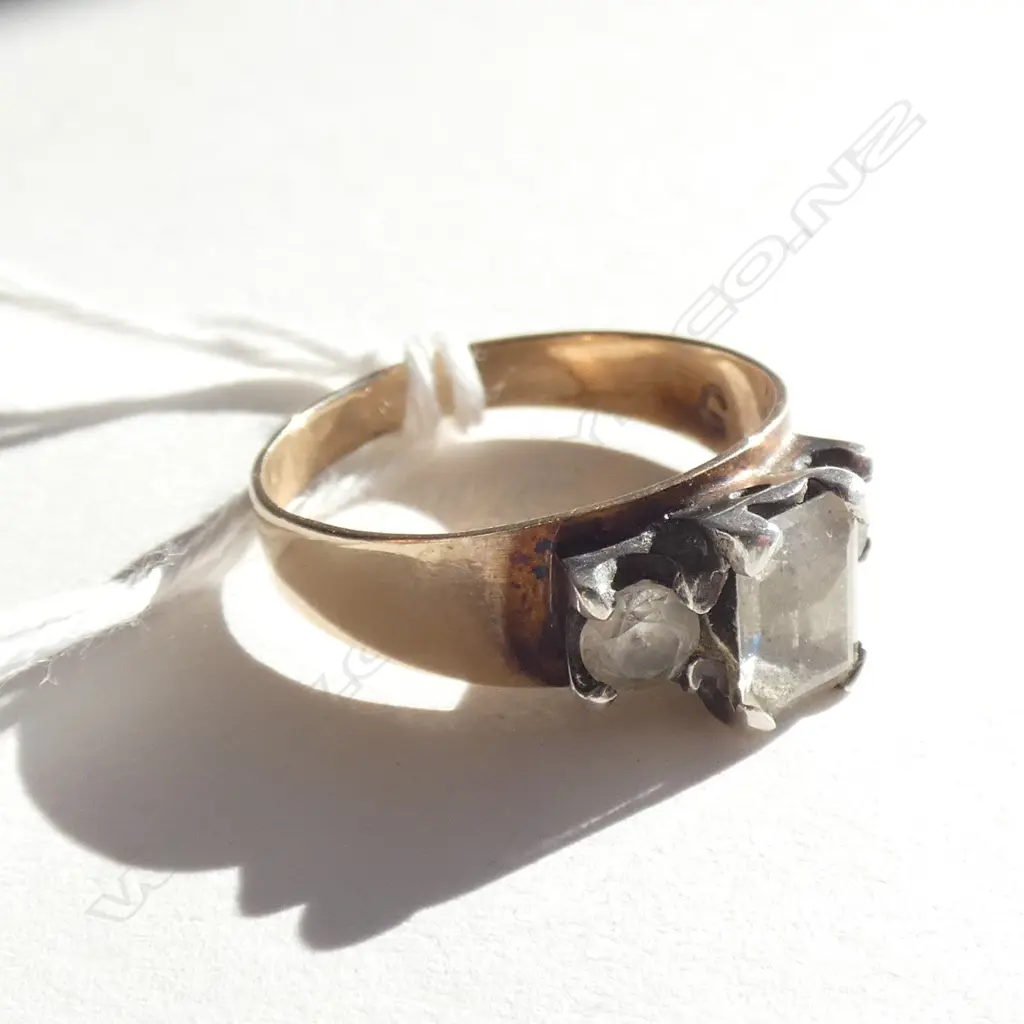 9CT 3 STONE VINTAGE RING 3GMS Image 1++