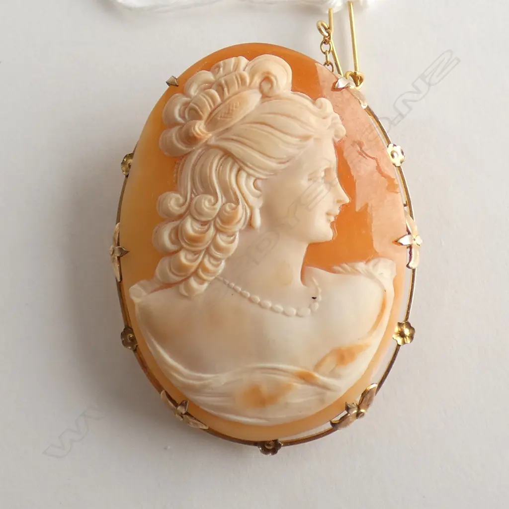 VINTAGE LGE CAMEO WELL CARVED WOMAN  GOLD FILLED FRAME Image 1++
